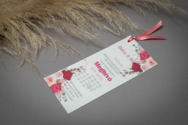 Elegáns, naptáras esküvői meghívó, pausz borítóval, melyen rózsás grafika található. A meghívó szatén szalaggal van díszítve.