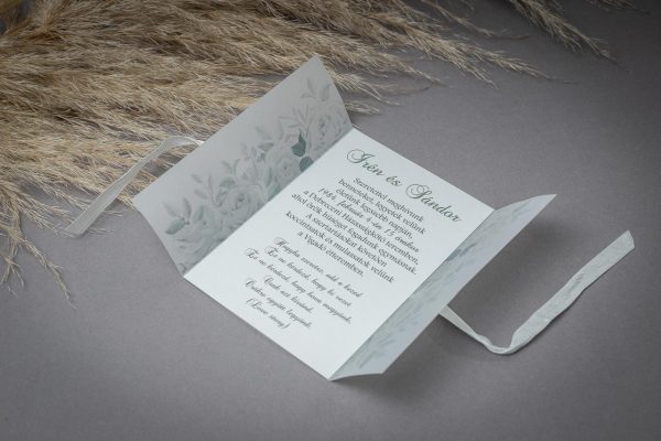 Elegáns esküvői meghívó gyöngyház papírra nyomtatva, pauszpapírral és szatén szalaggal díszítve, greenery stílusban.
