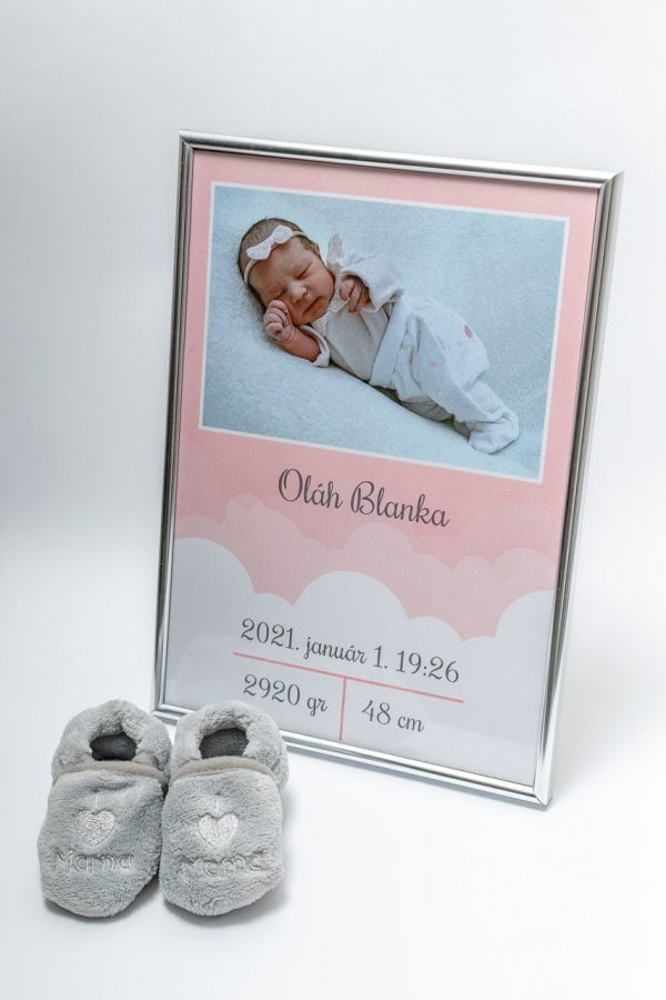 Kislányos, rózsaszín mintájú baba plakát, mely az újszülött fotóját és születési adatait tartalmazza.