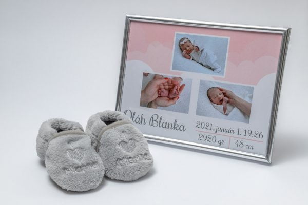 Kislányos, rózsaszín mintájú baba plakát, mely az újszülött 3 fotóját és születési adatait tartalmazza.