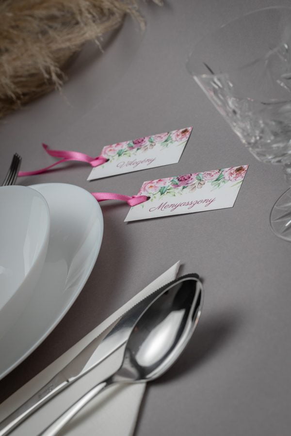 Virágmintás esküvői ültetőkártya rózsaszín szatén szalaggal