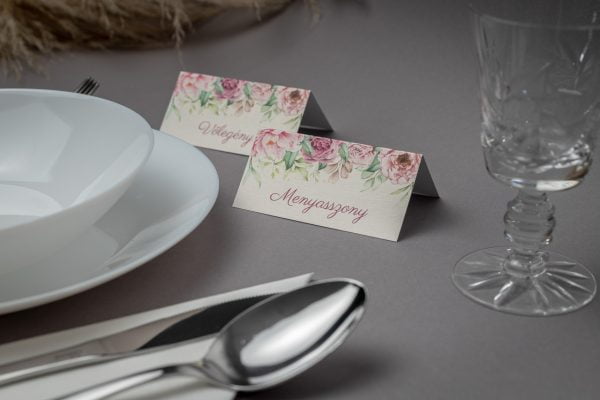Virágmintás esküvői ültetőkártya