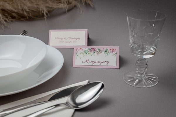 Esküvői ültetőkártya rózsaszín karton alapon