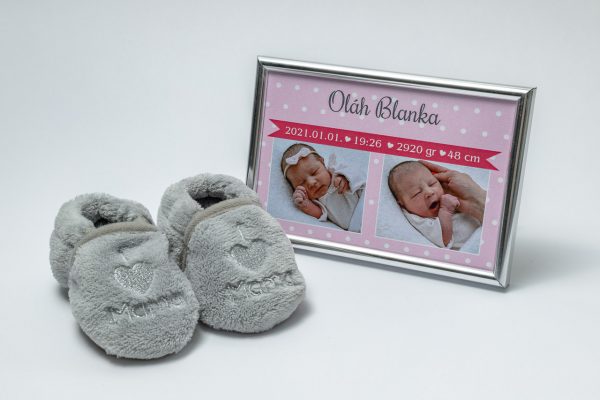 rózsaszín grafikájú képeslap a baba fotójával és születési adataival
