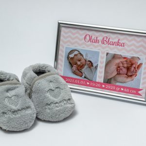 rózsaszín grafikájú képeslap a baba fotójával és születési adataival