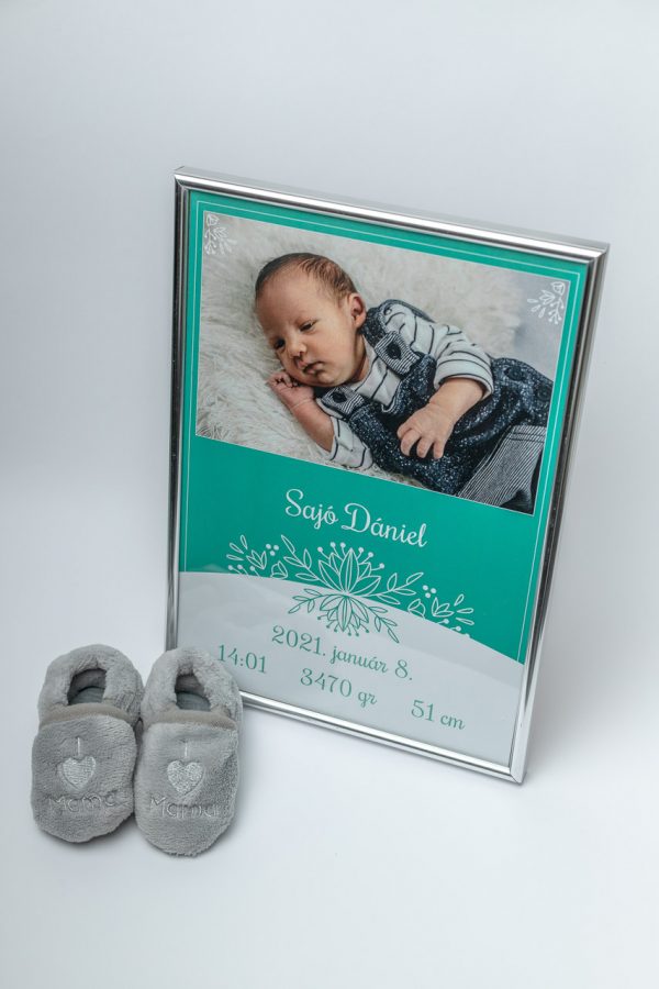 Kisfiús baba plakát, mely az újszülött fotóját és születési adatait tartalmazza.