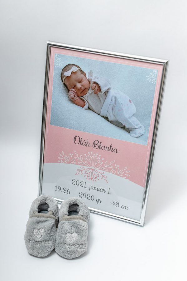 Kislányos, rózsaszín mintájú baba plakát, mely az újszülött fotóját és születési adatait tartalmazza.