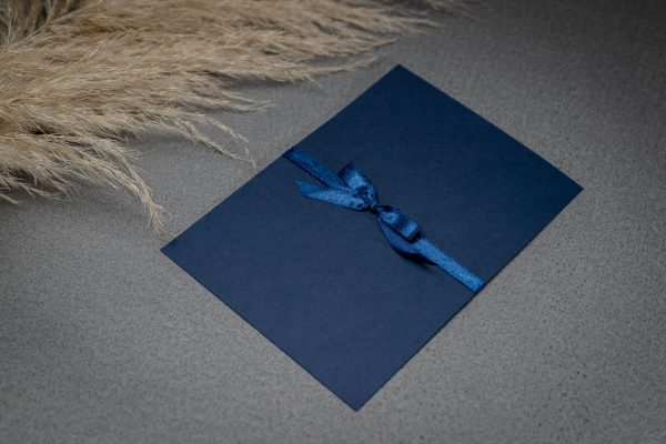 Esküvői meghívó kék karton háttérrel és kék szatén szalaggal
