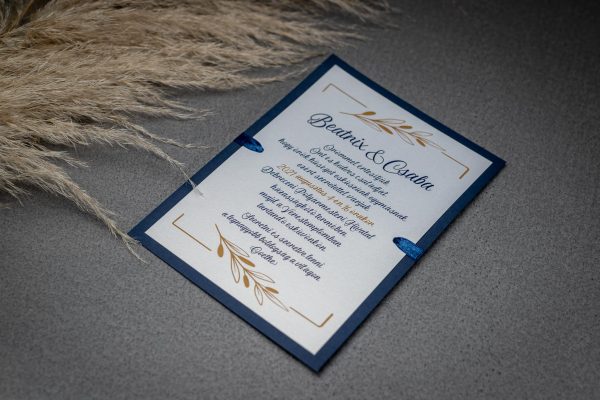 Esküvői meghívó kék karton háttérrel és kék szatén szalaggal