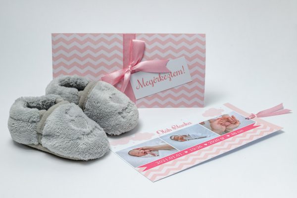 Rózsaszín tasakos baba születési értesítő kártya egyedi grafikával, rózsaszín szatén szalaggal