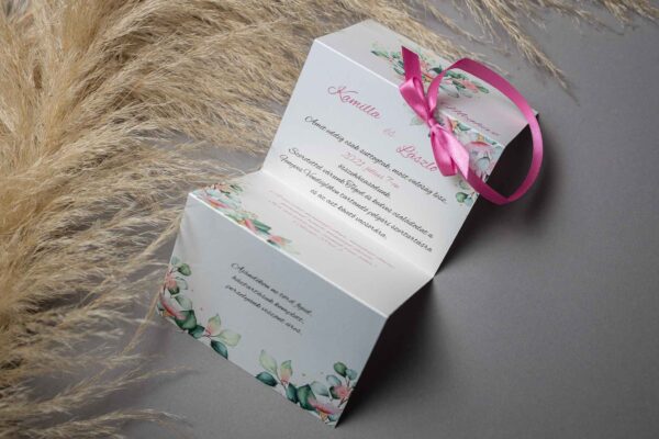 Virágmintás harmonika alakú esküvői meghívó rózsaszín szatén szalaggal díszítve