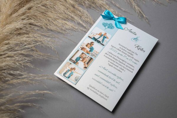 Újrahasznosított papírra nyomtatott fényképes esküvői meghívó kék színű szatén szalaggal díszítve